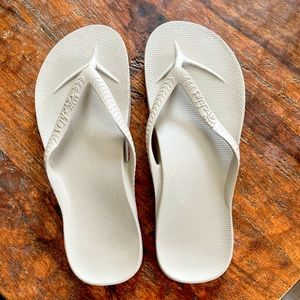 Archies Men's 8 Women's 9 US Beige Arch Support Flip Flops Sandals